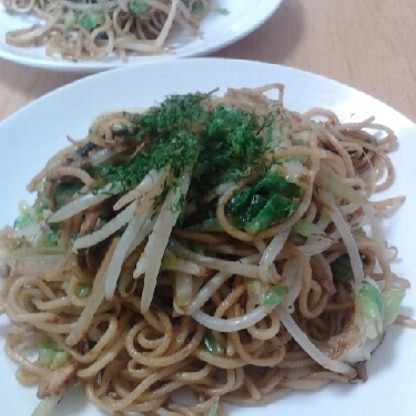 お肉がなかったので…。もやしも入れてボリュームアップ。ツナ焼きそばなかなかいけますねo(^-^)o。